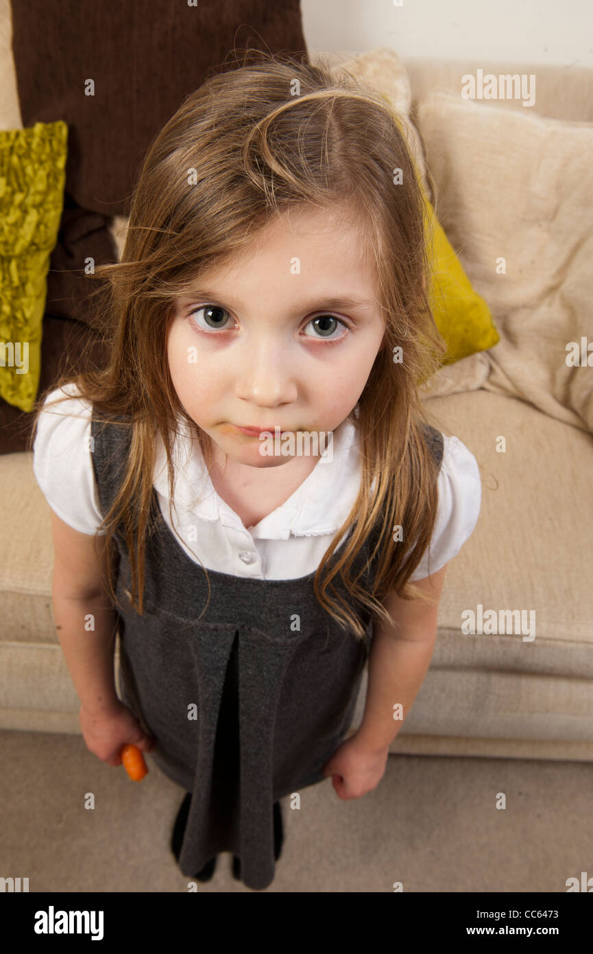 Petite fille avec de grands yeux tristes. Photo par Pete Gawlik. Banque D'Images