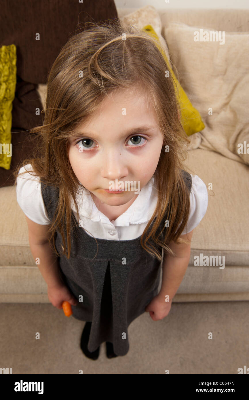 Petite fille avec de grands yeux tristes. Photo par Pete Gawlik. Banque D'Images