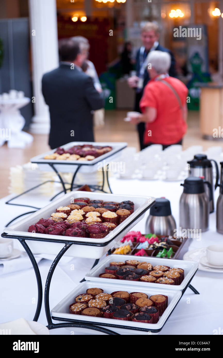 Café conférence pause thé avec biscuits et muffins gâteaux Banque D'Images