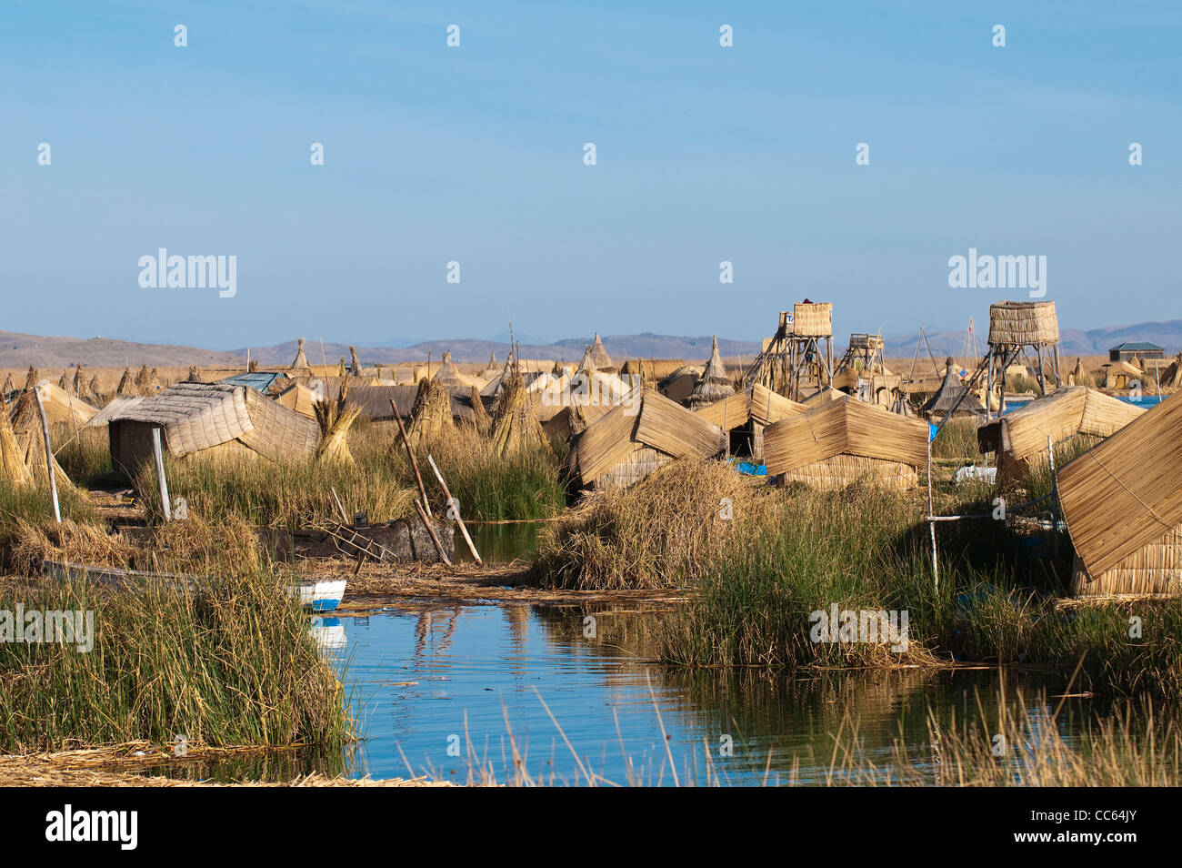 Le Pérou, le lac Titicaca. Le quechua ou l'Uros village indien sur l'îles flottantes Uros. Banque D'Images