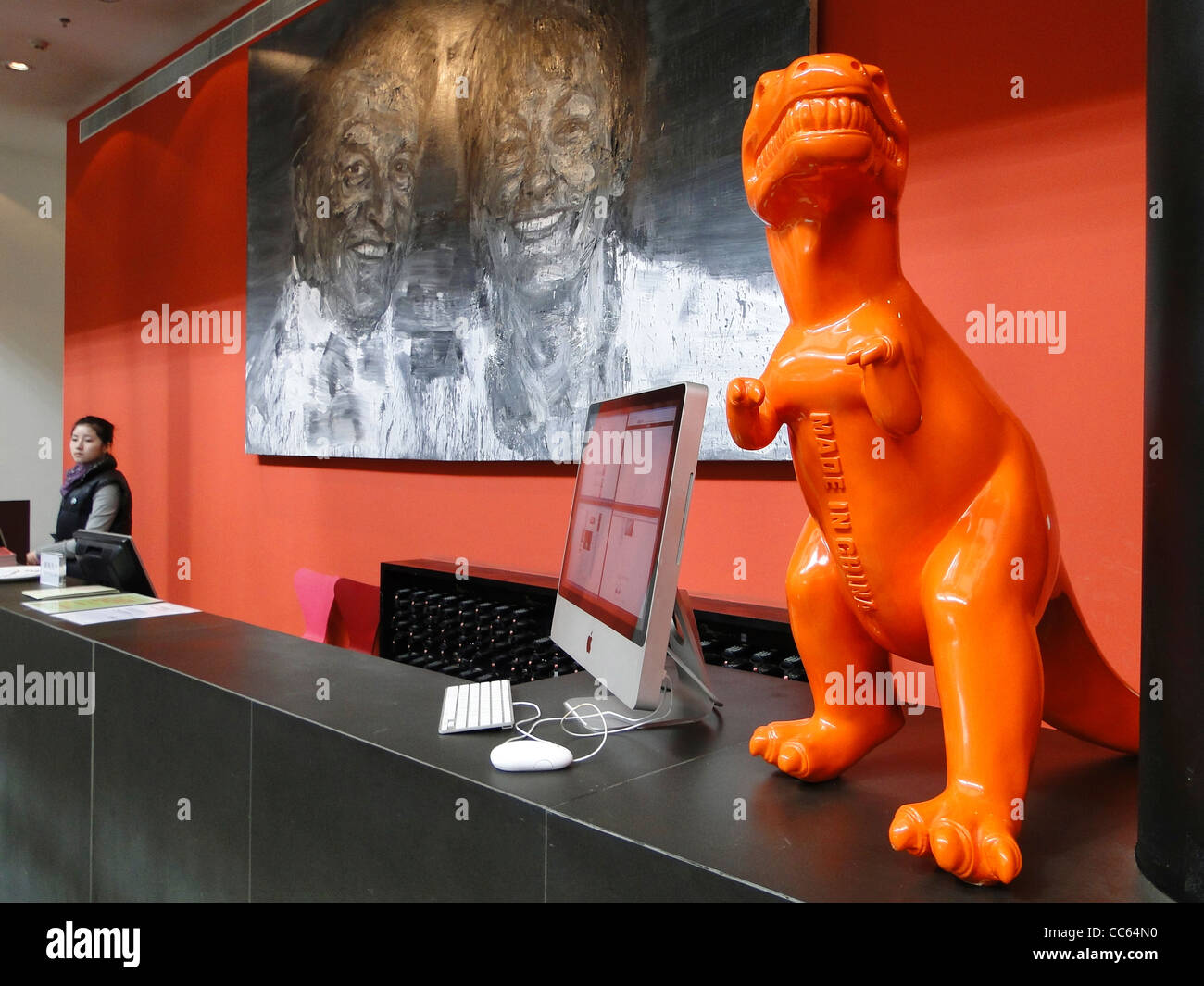 Statue de dinosaure orange sur un bureau, 798 Art Zone, Beijing, Chine Banque D'Images