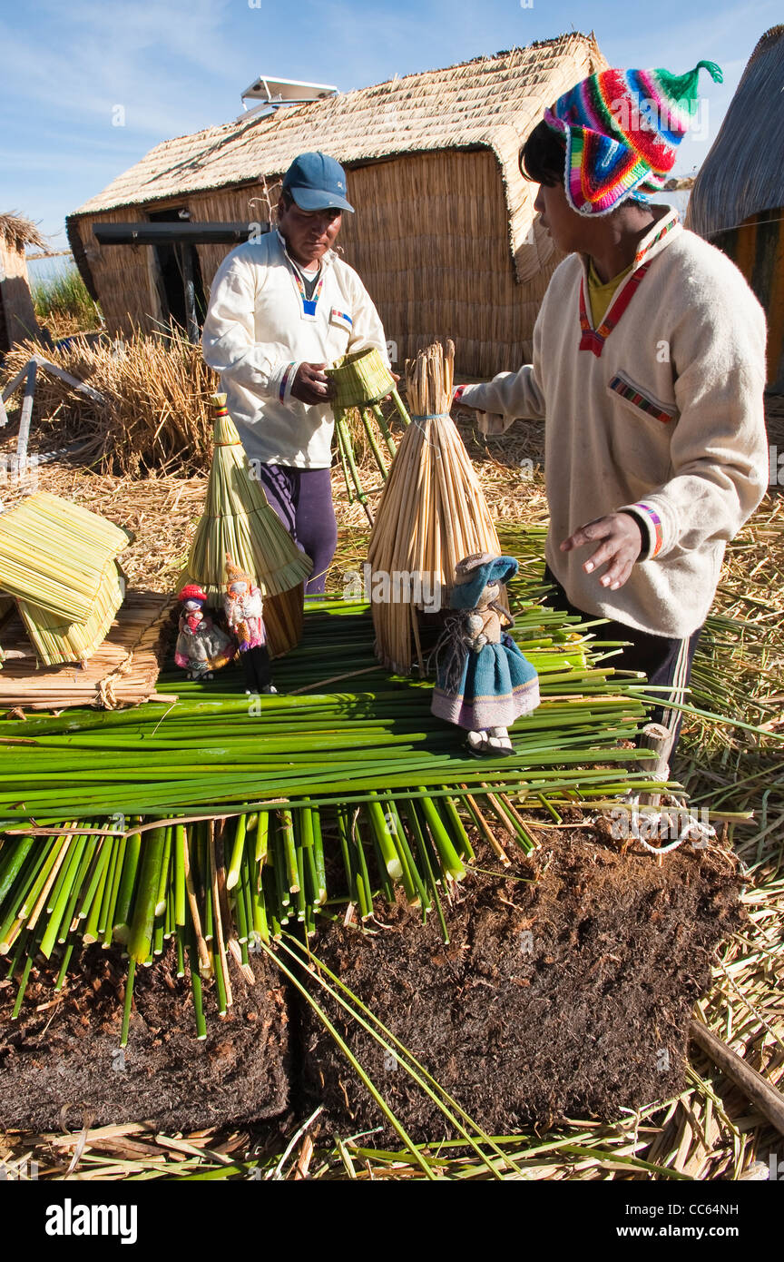 Le Pérou, le lac Titicaca. Le quechua ou l'Uros indiens dans les îles flottantes Uros. Banque D'Images