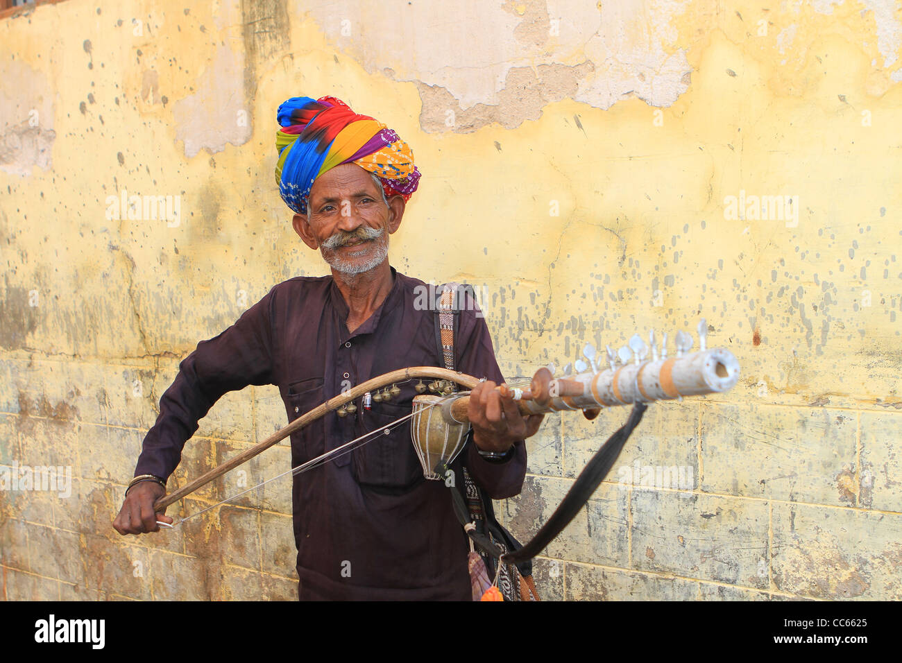 Musicien Tribal jouer a Ravanhatta instrument de musique traditionnel du Rajasthan. L'Inde Banque D'Images