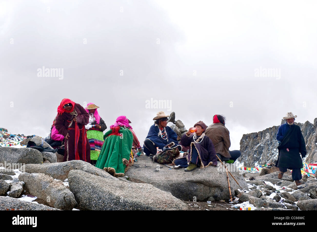 Les tibétains se reposant sur un flanc, Ngari, Tibet, Chine Banque D'Images