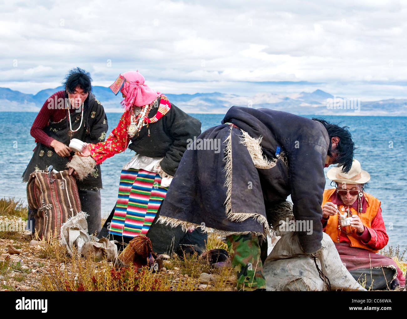 Les tibétains au bord du lac de Tangra Yumco, Ngari, Tibet, Chine Banque D'Images