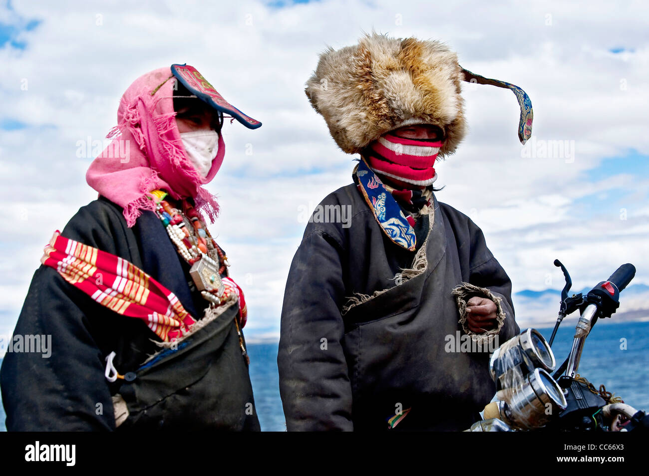 Couple en costume traditionnel tibétain à côté du lac Tangra Yumco, Ngari, Tibet, Chine Banque D'Images