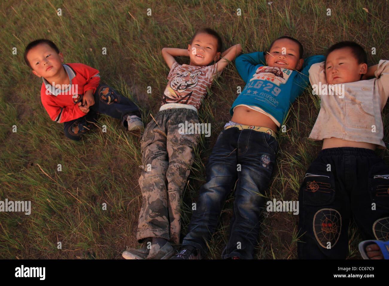 Les enfants de Mongolie se situent sur la prairie, à l'Est de la bannière Ujimqin, Xilin Gol League, la Mongolie intérieure Banque D'Images