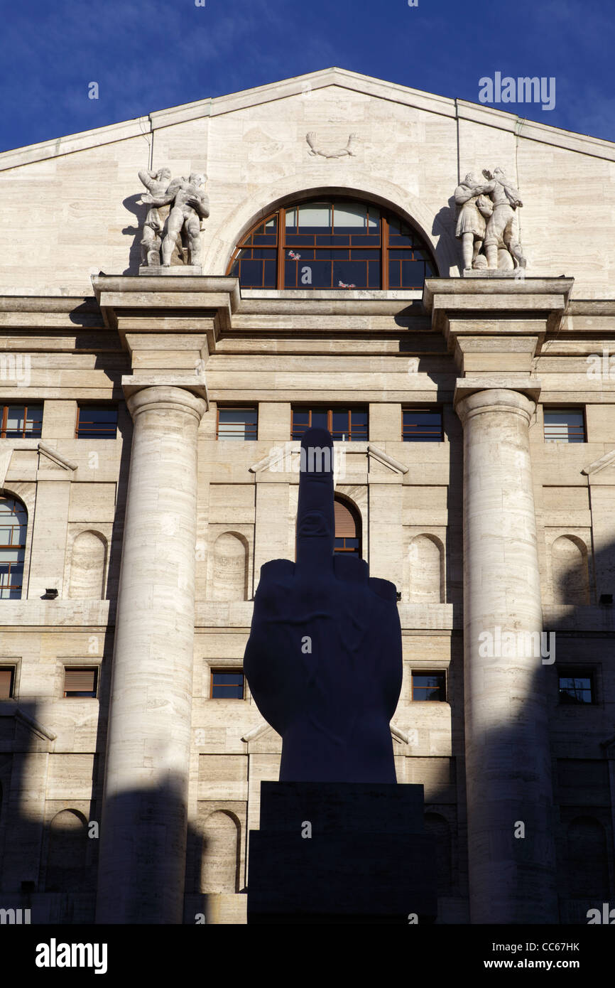 Cattelan statue en face de la Bourse, Milan, Italie Banque D'Images