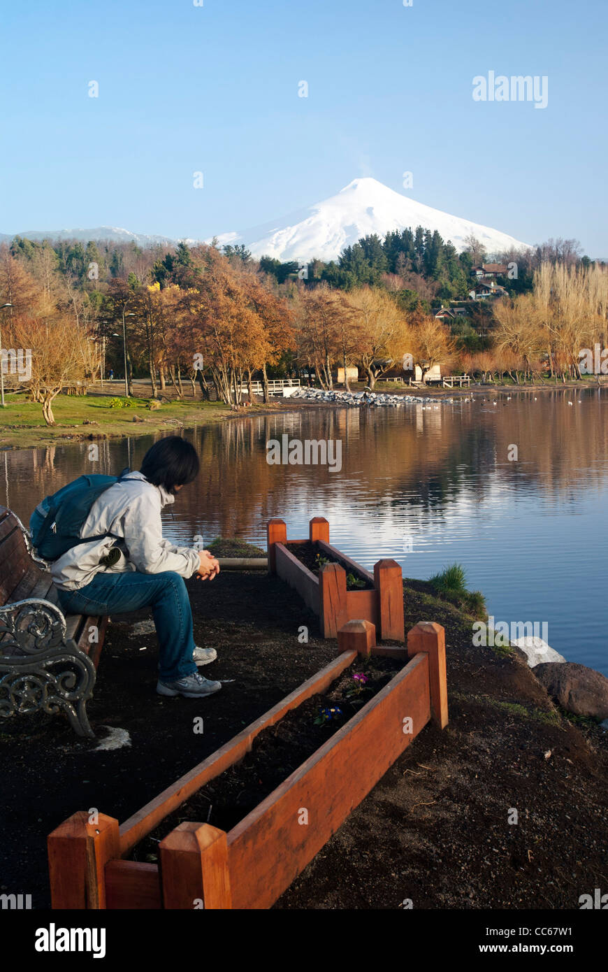 Jeune homme, contemplons volcan Villarrica, à Pucón, Chili Banque D'Images