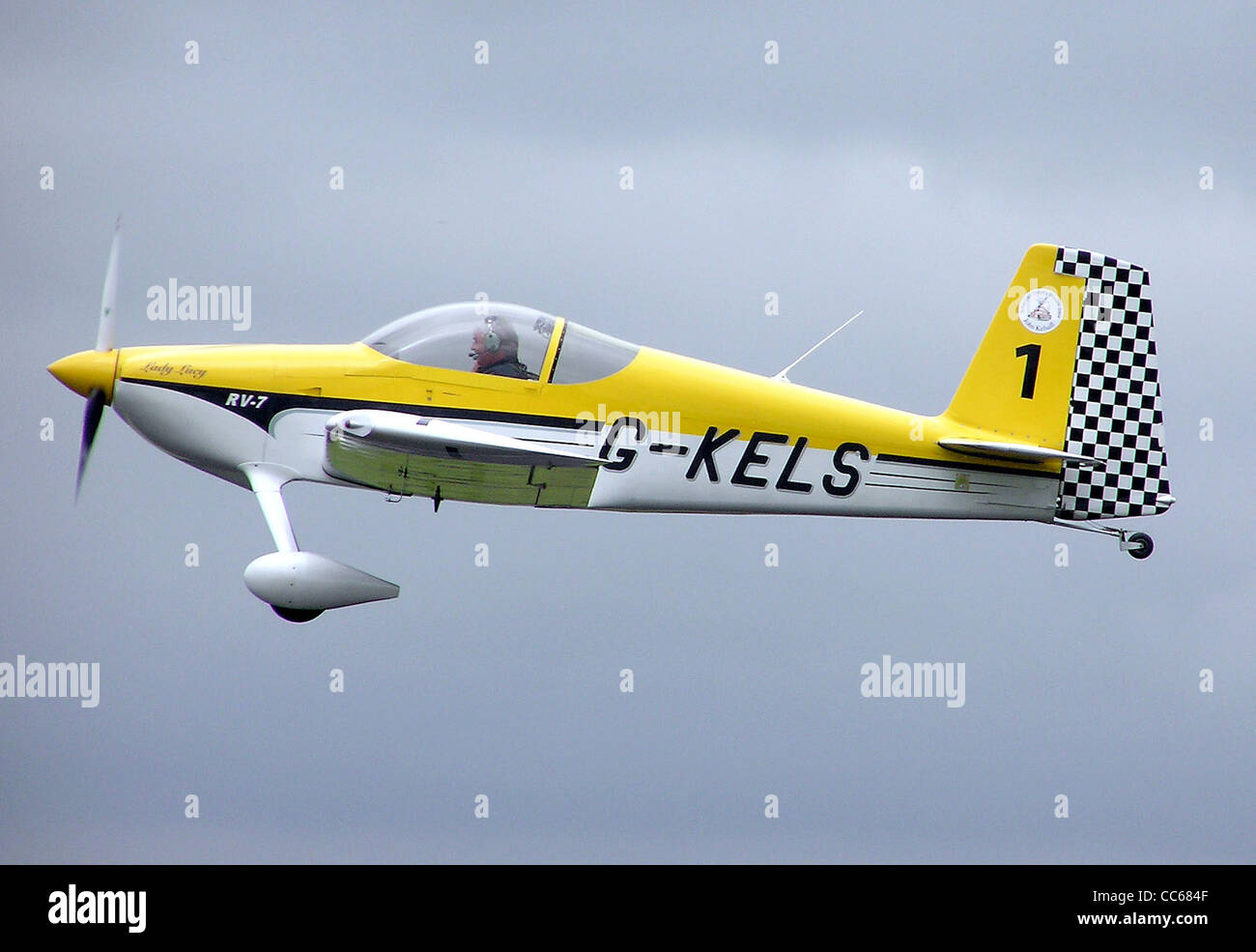 Le Vans RV-7 (G-KELS) est un avion monomoteur vu ici à l'aérodrome de Kemble dans le Gloucestershire, en Angleterre. Cet avion populaire construit en kit est connu pour ses capacités acrobatiques et est couramment utilisé dans les spectacles aériens. Banque D'Images