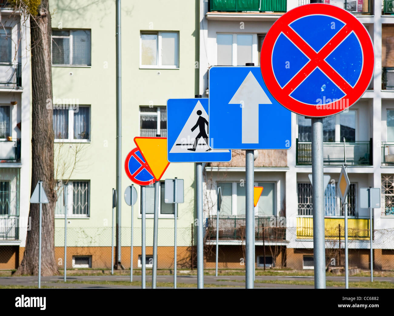 La circulation routière. Beaucoup de panneaux routiers. Banque D'Images