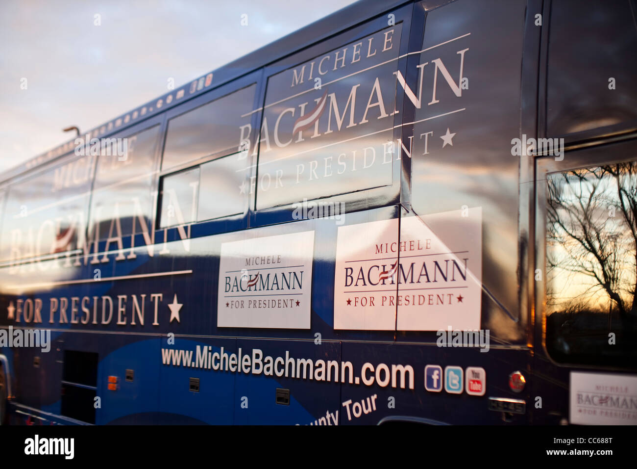 Le bus de campagne de Michele Bachmann se trouve dans un parking d'un hotel à Council Bluffs Iowa le 26 décembre 2011. Banque D'Images