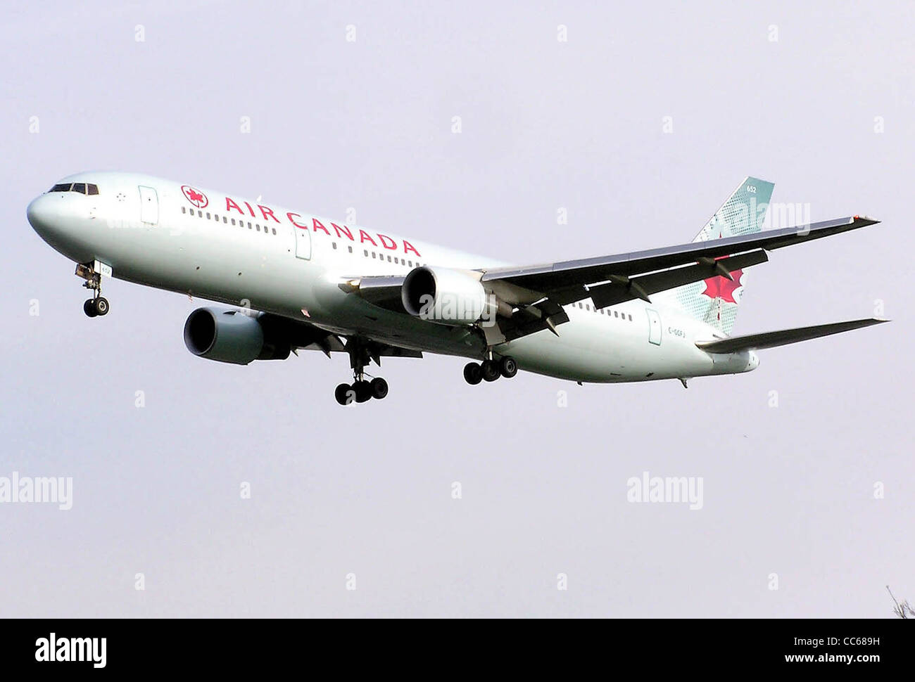 Le Boeing 767-300 d'Air Canada, immatriculé C-GGFJ, est vu atterrir à l'aéroport de London Heathrow. Cet avion de ligne large est couramment utilisé pour les vols internationaux long-courriers, avec des équipements modernes et une technologie de vol avancée. Banque D'Images