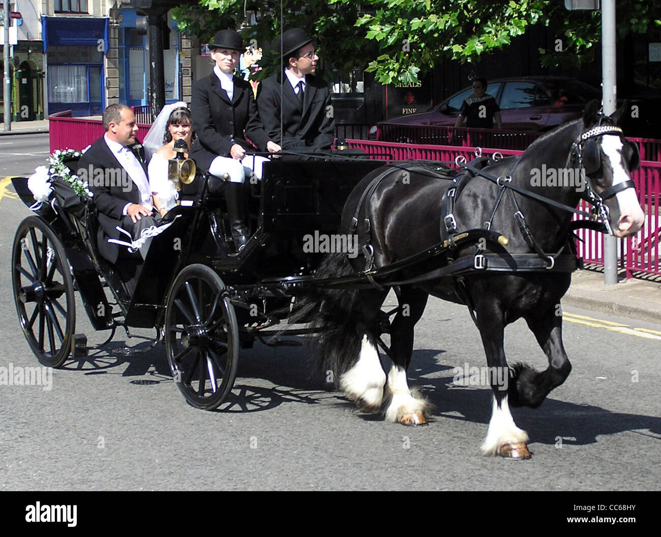 Une calèche de mariage se trouve à Old Market, Bristol, en Angleterre, dans le cadre d'une célébration de mariage traditionnelle. La calèche, souvent tirée par des chevaux, est un symbole d'élégance et un élément classique des traditions britanniques de mariage. Banque D'Images