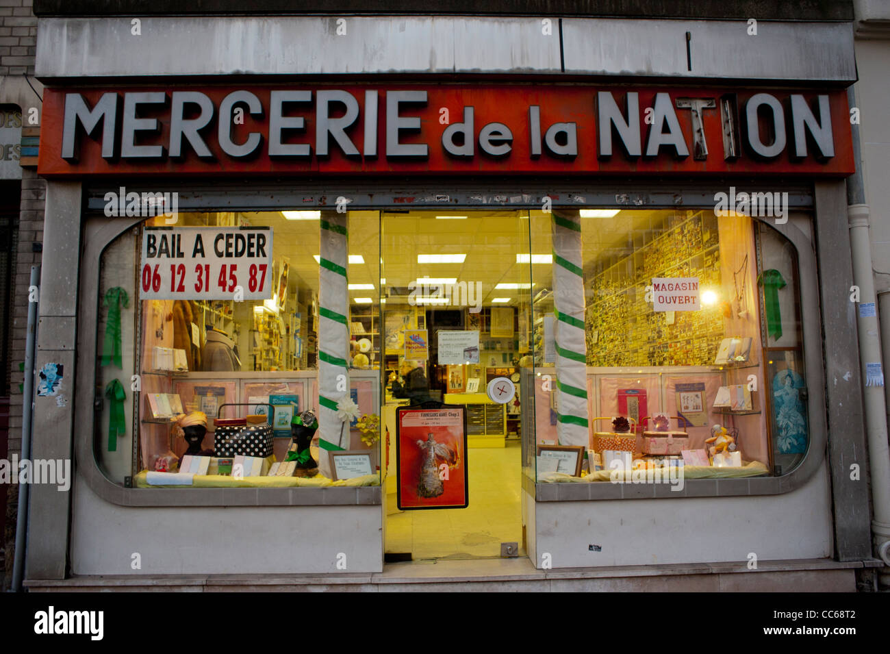 Paris, France, Small Business Shops, 'Mercerie de la Nation', couture, enseignes de fenêtres de magasin, 'Going Out of Business' Front de magasin (maintenant fermé) façade de magasin vintage, vitrine de Paris vintage, enseigne de magasin fermé des années 1950 Banque D'Images