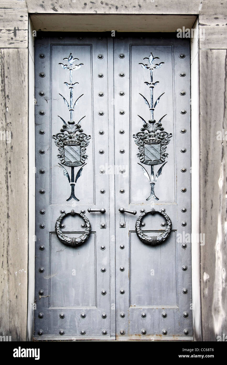 Sites de Varsovie.Un cimetière antique du 19ème siècle à Varsovie. La Pologne. La porte du cimetière. Banque D'Images