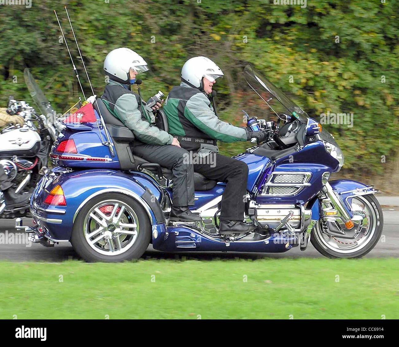 Un tricycle est vu à Aust Motorway services à Bristol, en Angleterre. Cette moto à trois roues offre une expérience de conduite unique, alliant l'agilité d'une moto à la stabilité d'un tricycle. Banque D'Images