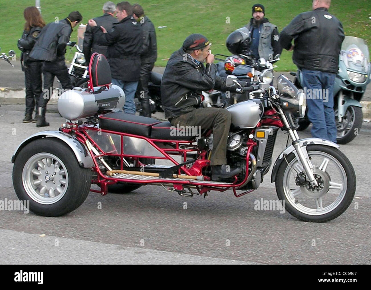 On voit un tricycle stationné à Aust Motorway services à Bristol, en Angleterre. Ces véhicules sont un hybride entre motos et voitures, offrant une conception à trois roues pour une stabilité améliorée et une expérience de conduite unique. Les trikes sont souvent utilisés pour les loisirs et les excursions longue distance. Banque D'Images