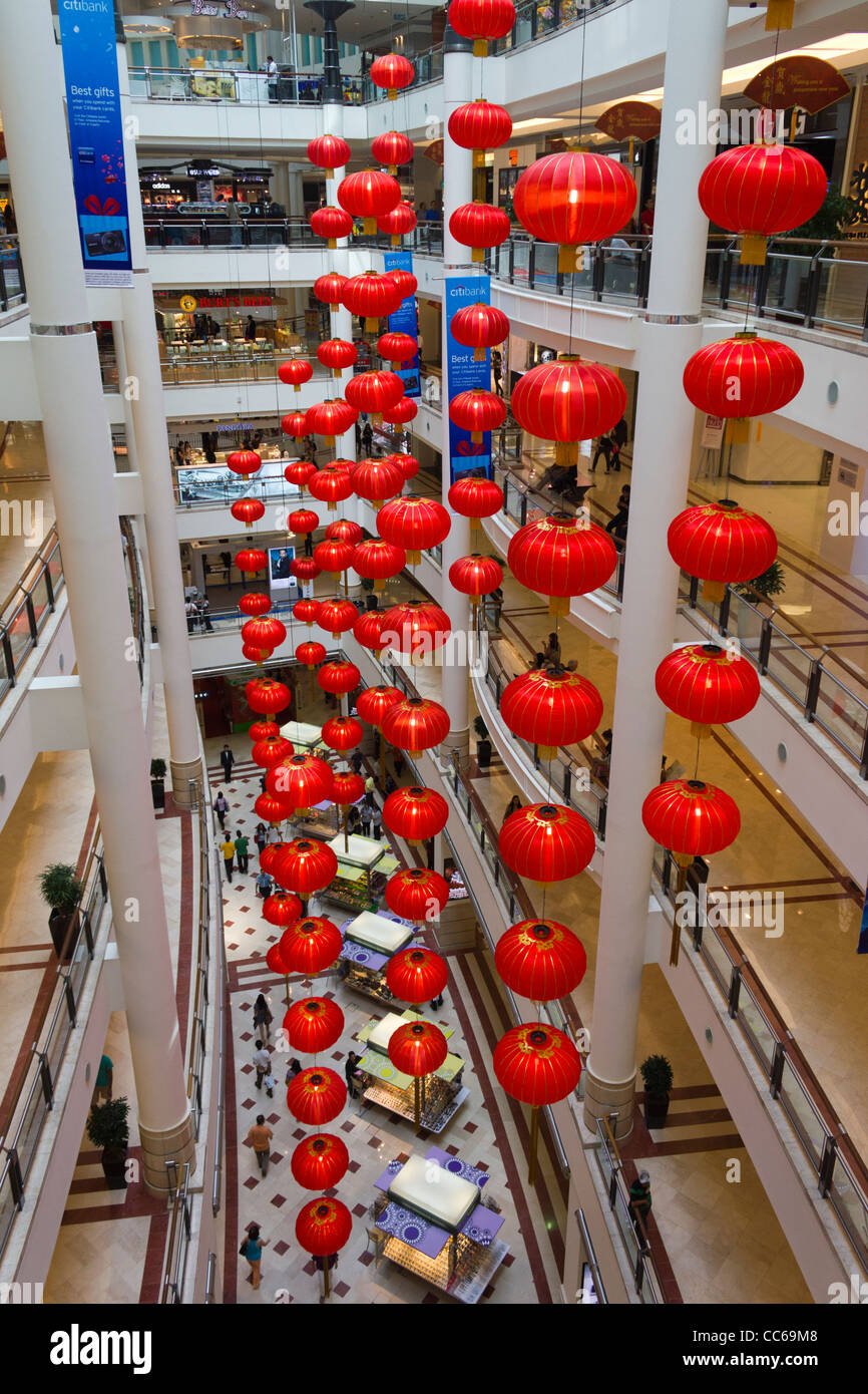 Le nouvel an chinois lampions rouges, centre commercial Suria KLCC, Kuala Lumpur, Malaisie Banque D'Images