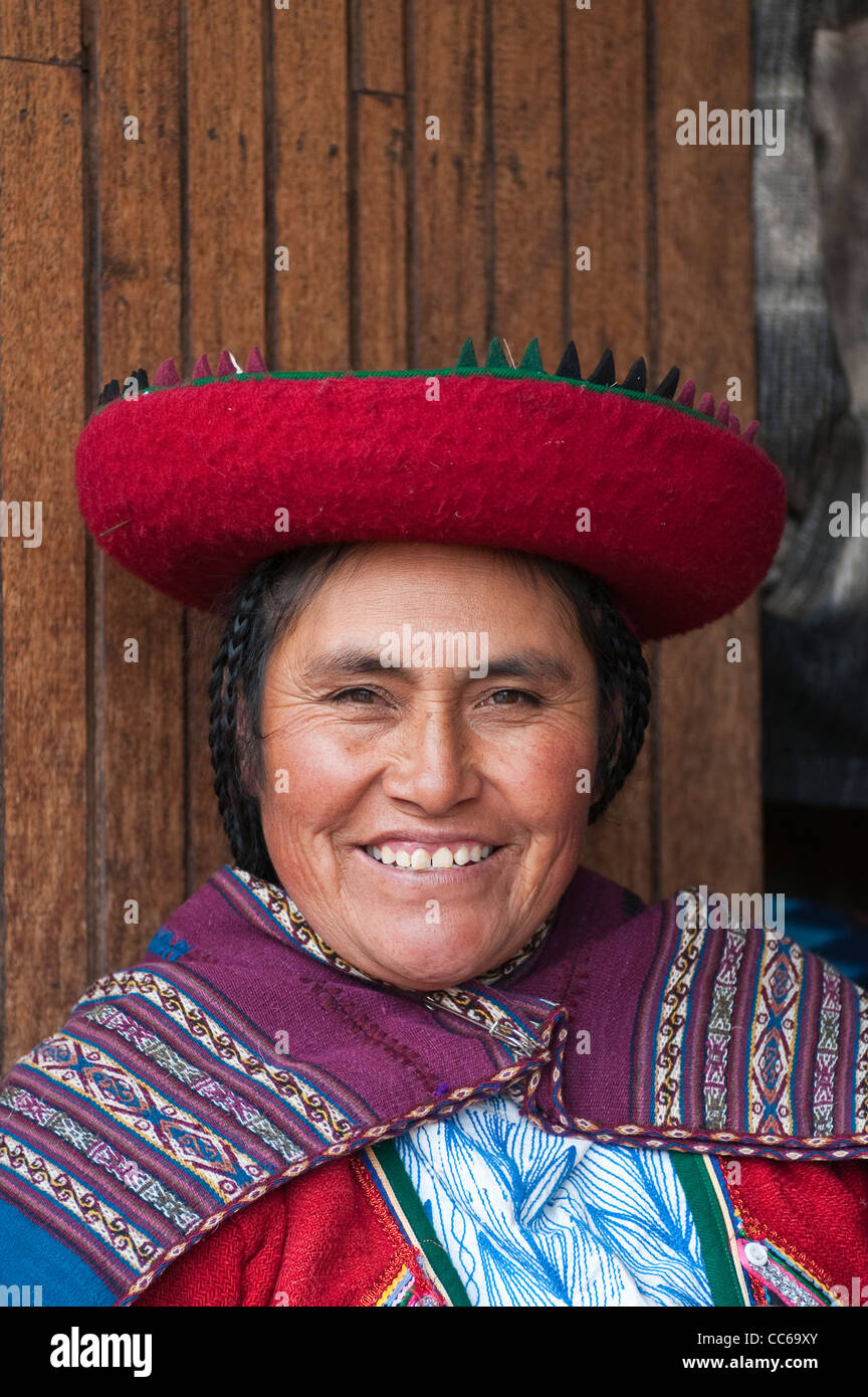 Femme péruvienne en tenue traditionnelle à l'atelier artisanal local de coop, Chincheros, Pérou. Banque D'Images