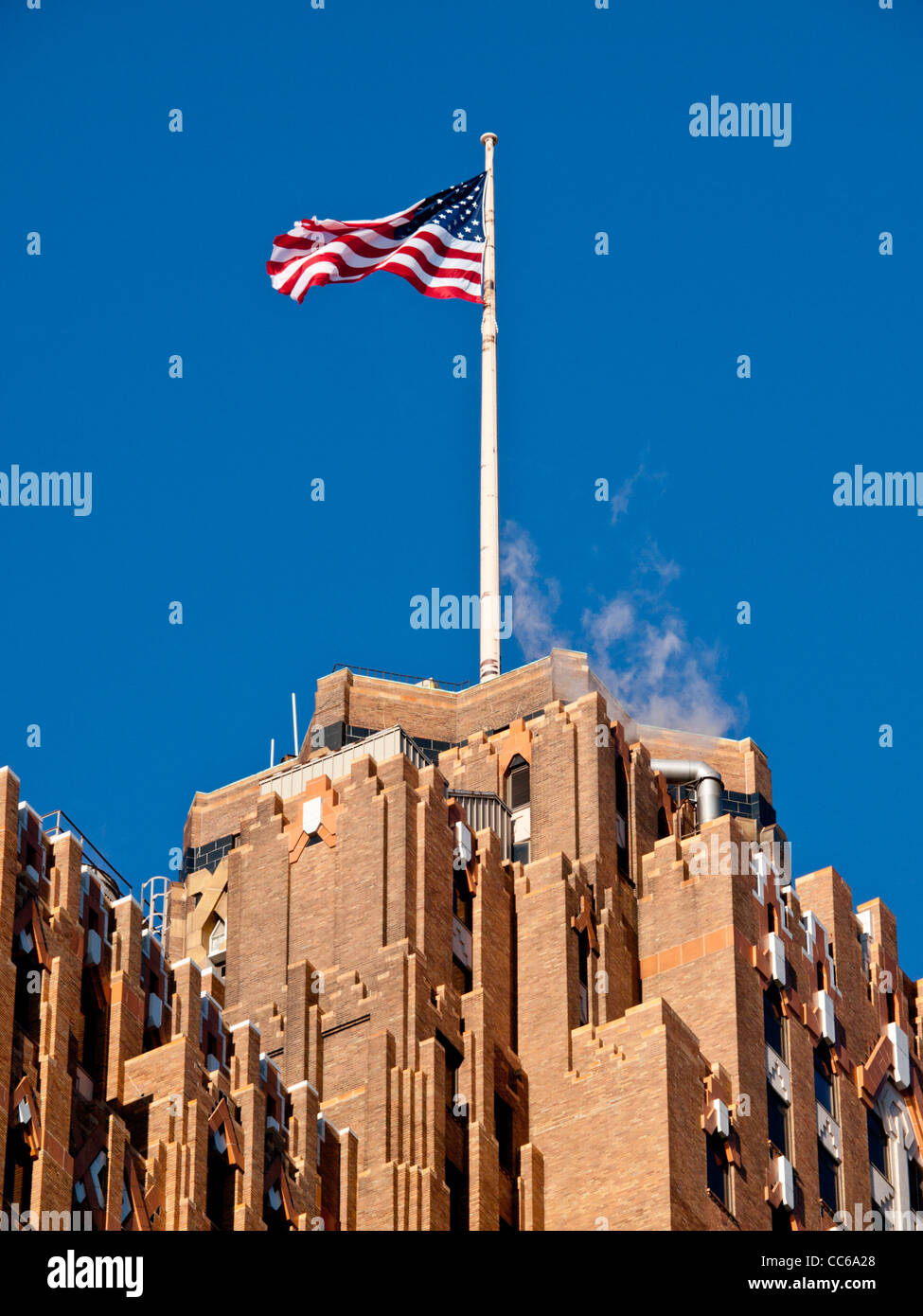 Drapeau américain vole au-dessus de l'Édifice Guardian à Detroit au Michigan Banque D'Images