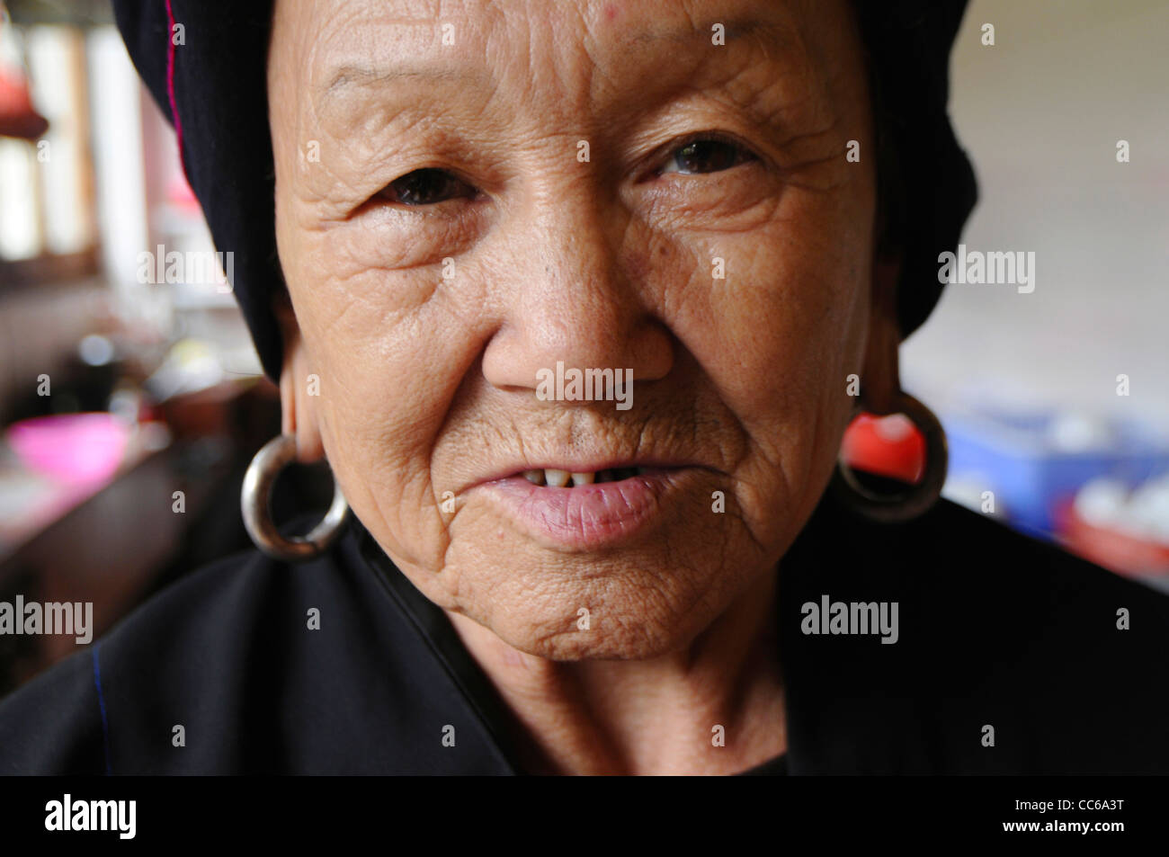Personnes âgées femme yao rouge, Huangluo Yao Village, Longsheng, Guilin, Guangxi, Chine Banque D'Images