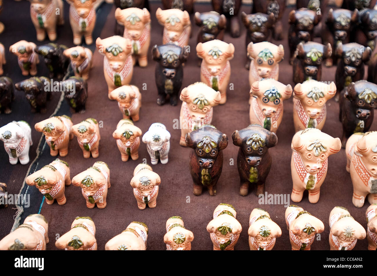 Taureaux en céramique au marché local des arts et de l'artisanat, Urubamba, Pérou. Banque D'Images