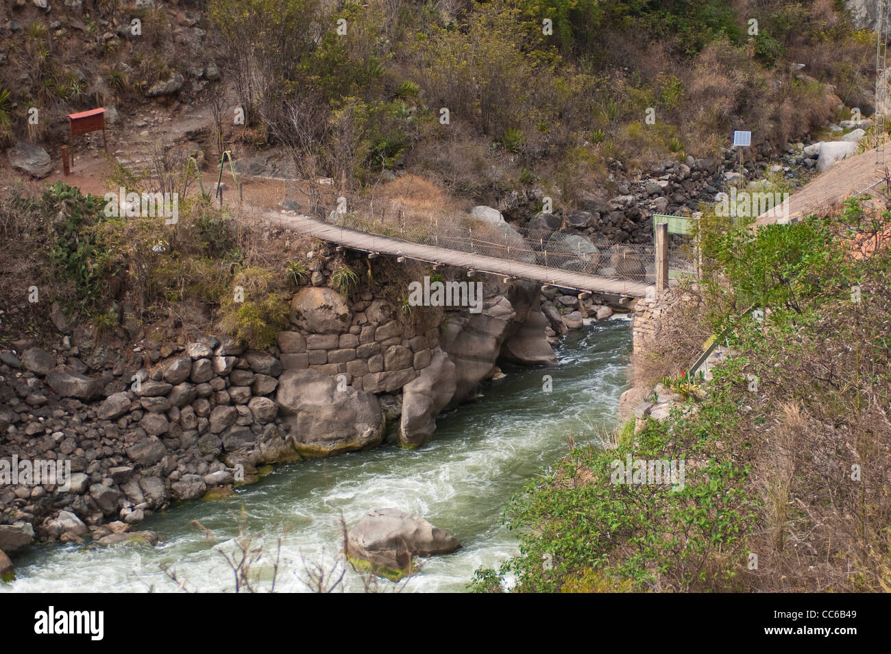 Le Pérou. Patakancha River, du train pour Machu Picchu. Banque D'Images