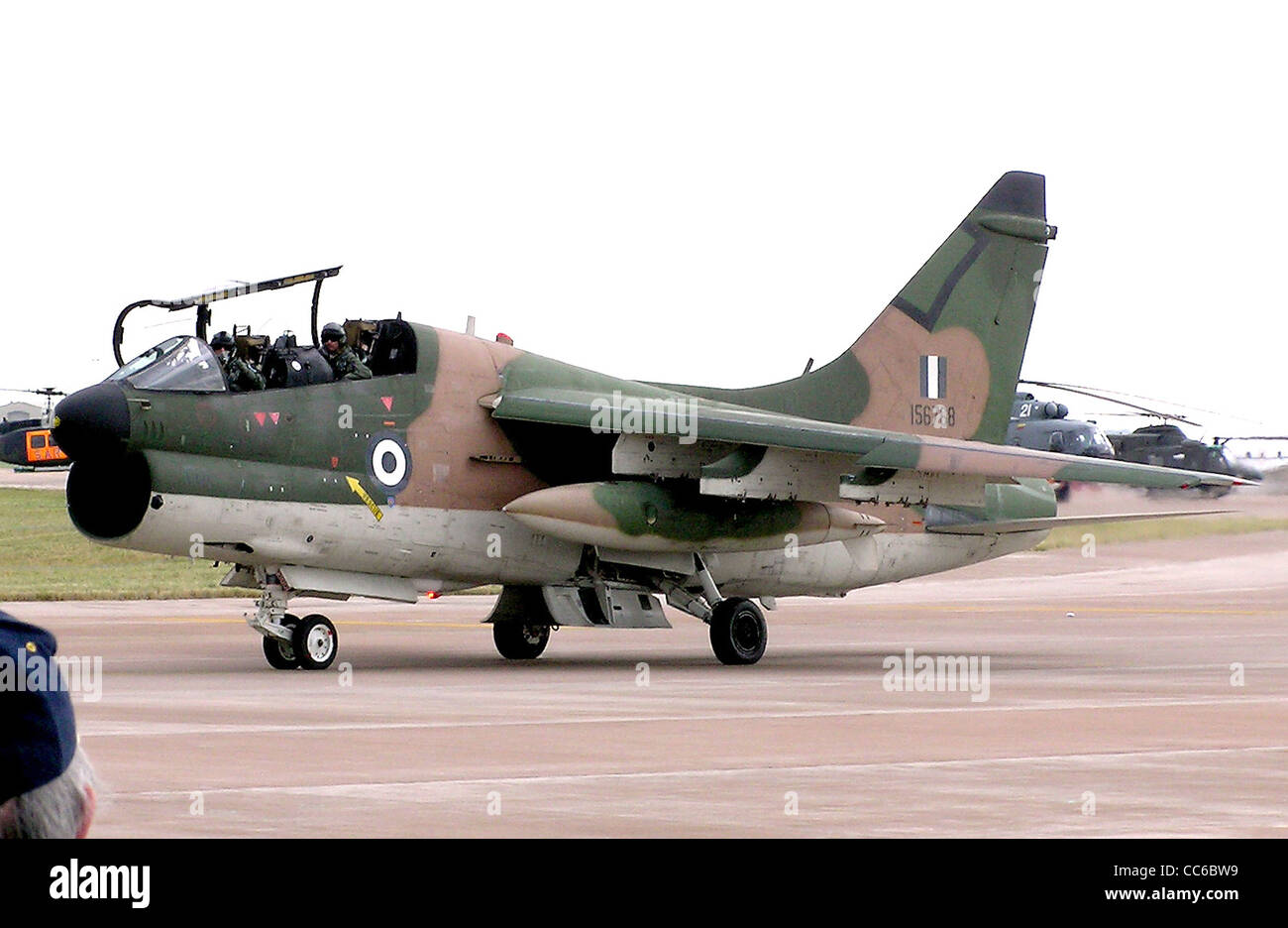 Ling-Temco-Vought TA-7C Corsair II de l'Armée de l'air grecque, taxying au Royal International Air Tattoo à Fairford, Gloucester Banque D'Images