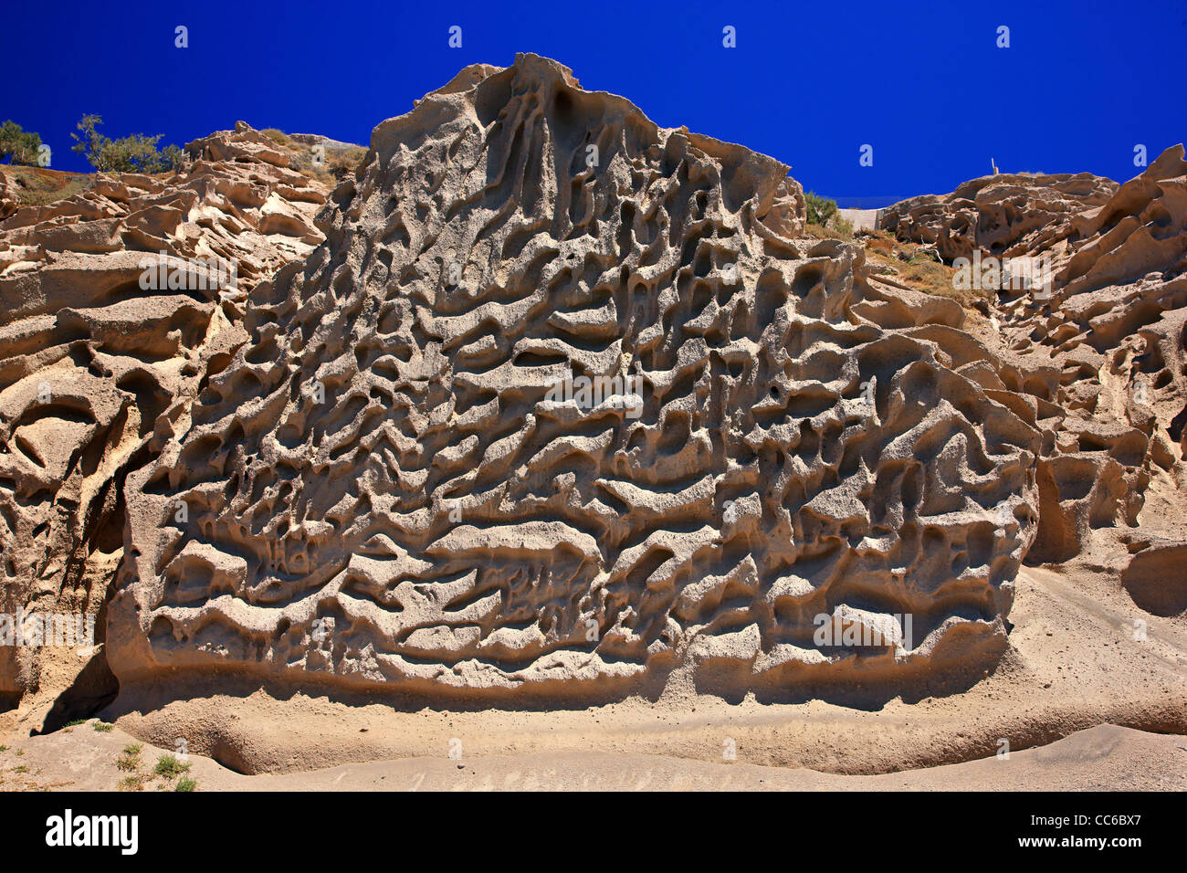 Des formes étranges, comme la sculpture naturelle sur une roche à la plage de Vlychada, Santorini, Cyclades, Grèce Banque D'Images