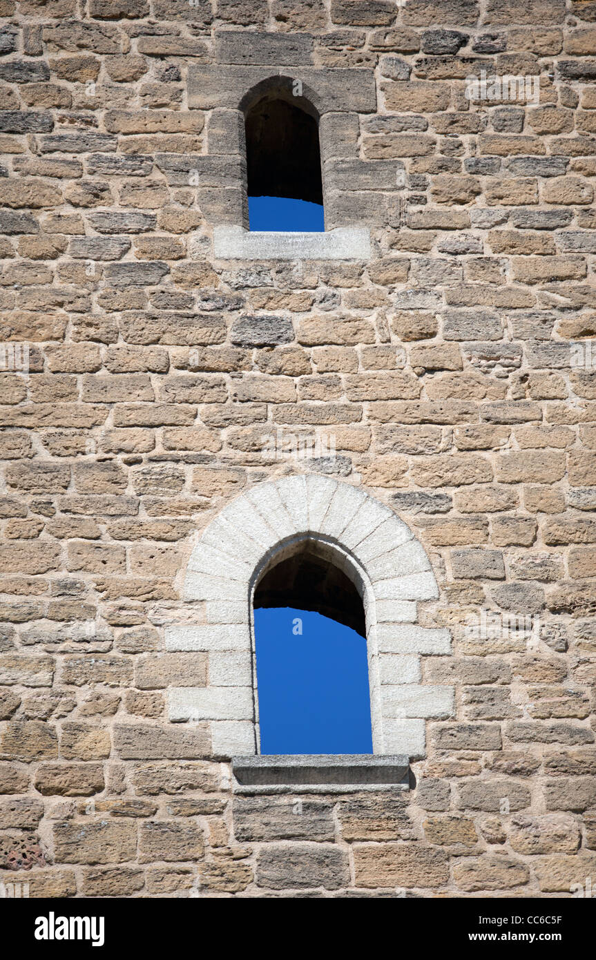 Windows sur un ancien bâtiment en pierre à Châteauneuf-du-Pape, France Banque D'Images