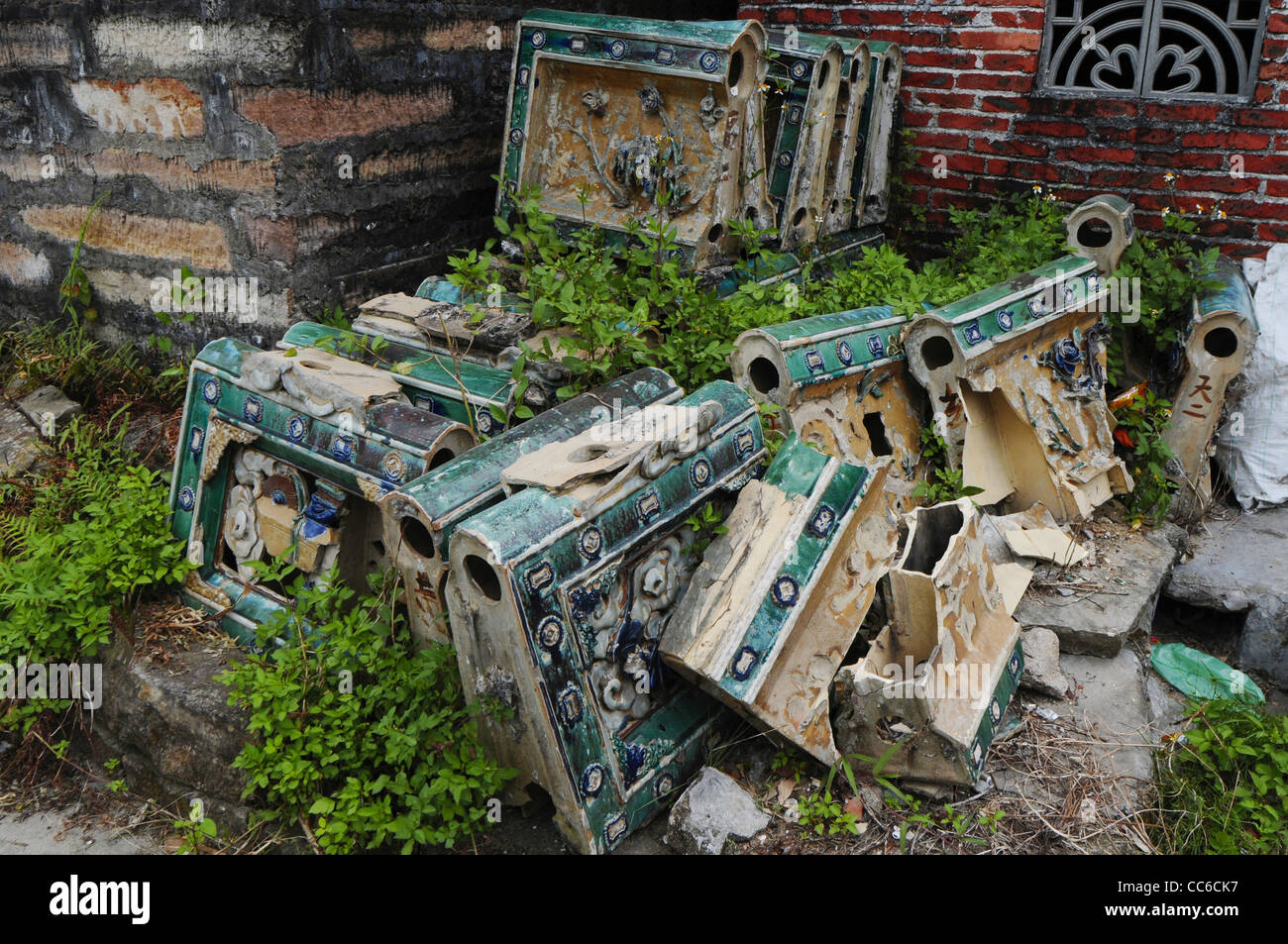 Tuiles vernissées abandonnés, Guilin, Guangxi, Chine Banque D'Images