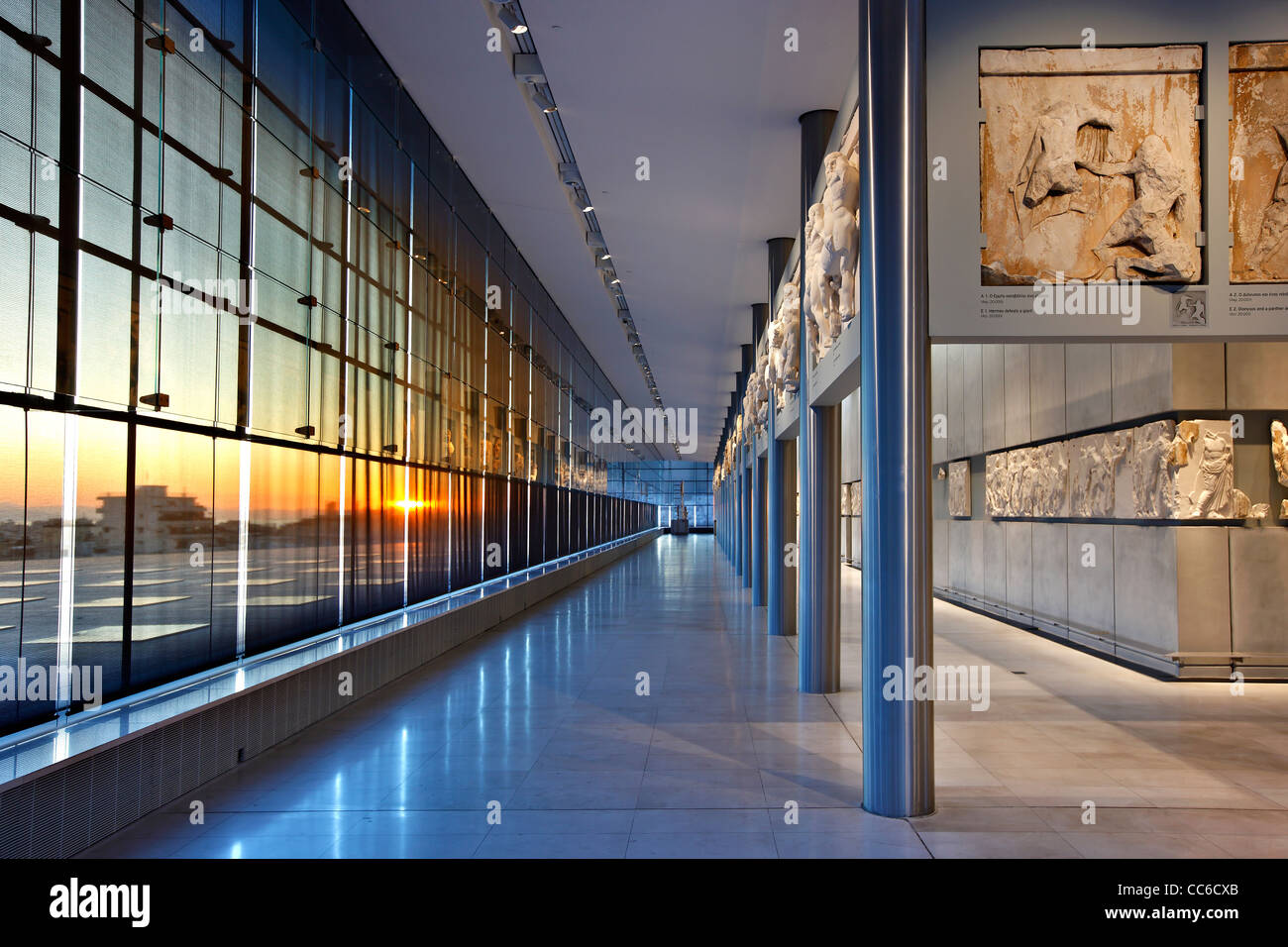Vue intérieure de la (nouvelle) Musée de l'Acropole, une partie de la galerie du Parthénon au 3ème étage du musée, Athènes, Grèce. Banque D'Images