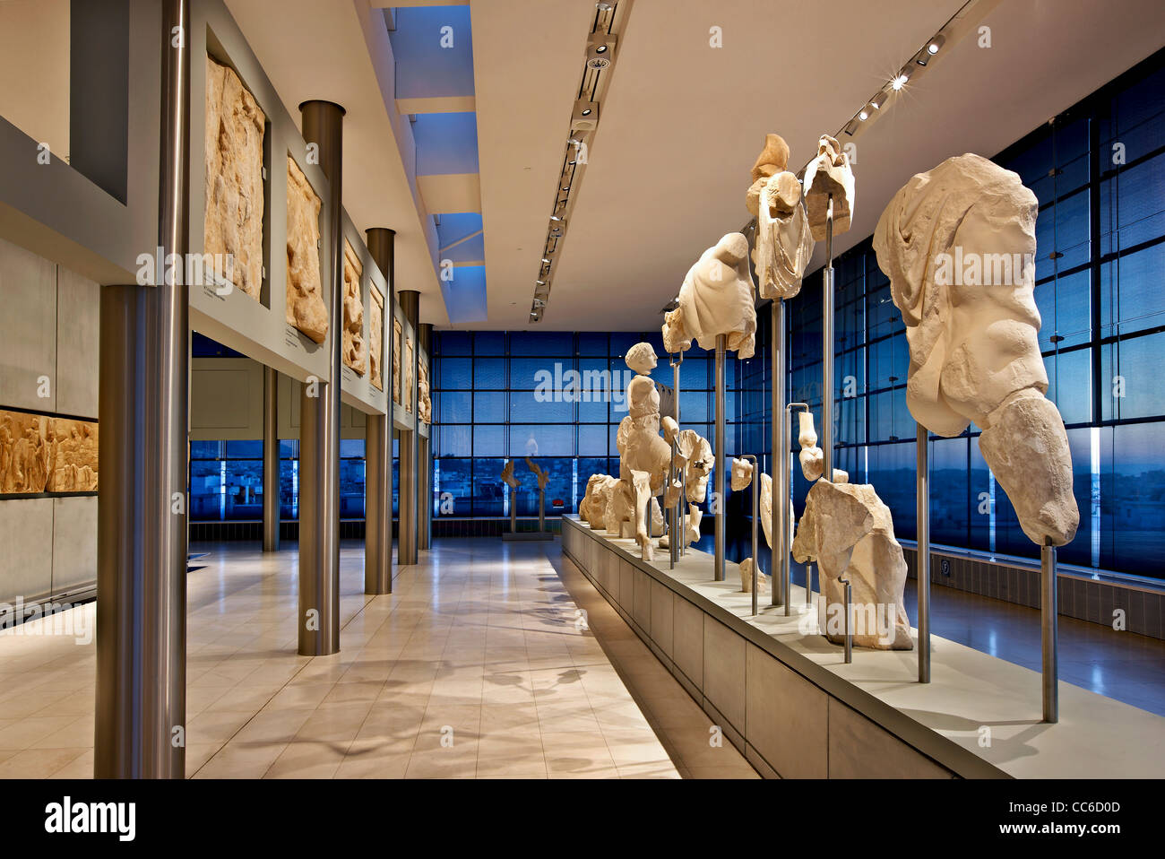 Vue intérieure de la (nouvelle) Musée de l'Acropole, une partie de la galerie du Parthénon au 3ème étage du musée, Athènes, Grèce. Banque D'Images