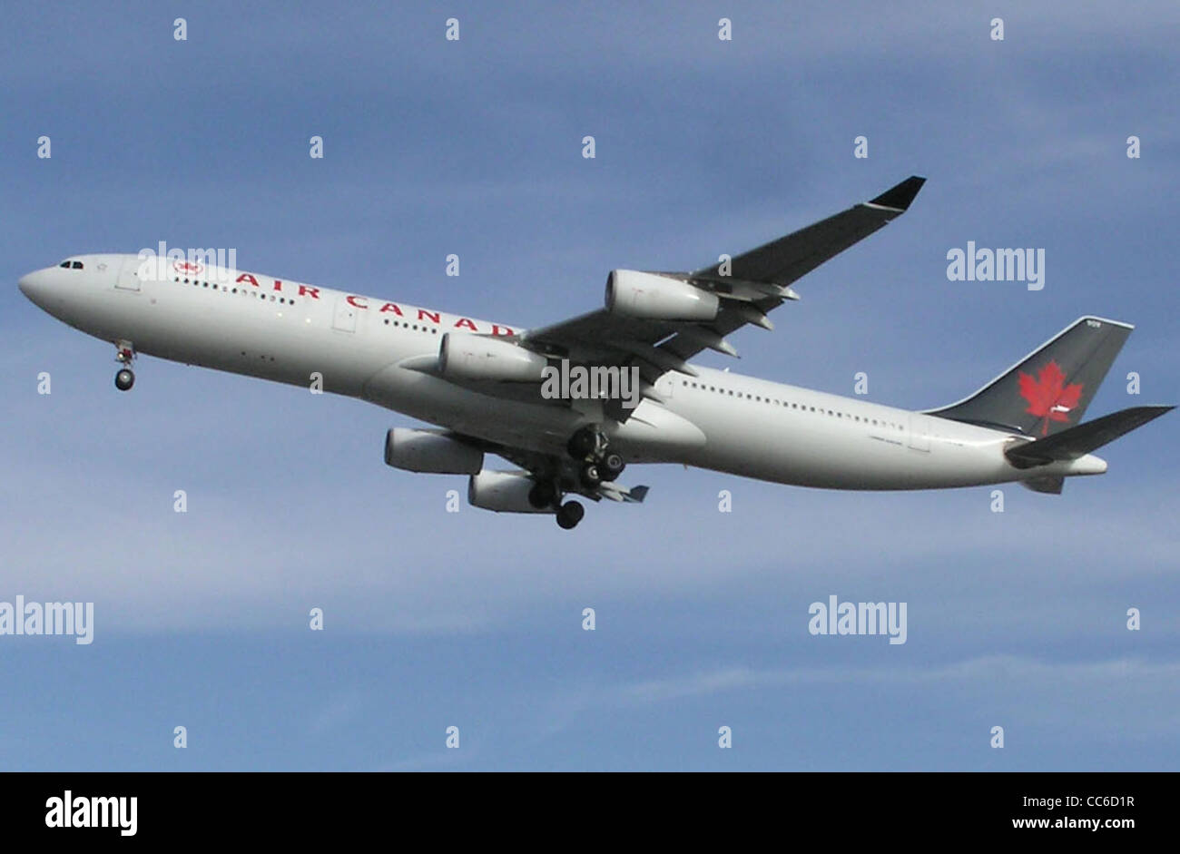 Air Canada A340-300 C-GDVW) l'atterrissage à l'aéroport de Londres (Heathrow), Angleterre Banque D'Images