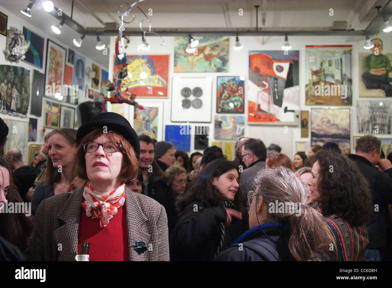 Les clients de la soirée d'ouverture pour le groupe art show, Sideshow Gallery, Brooklyn, New York Banque D'Images