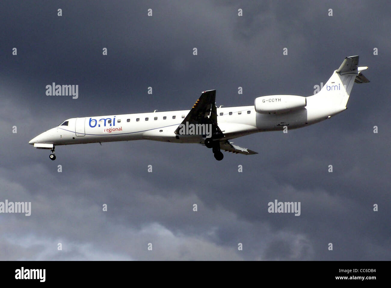 ERJ 145 (G-CCYH) bmi regional de l'atterrissage à l'aéroport de Heathrow, Londres. Banque D'Images