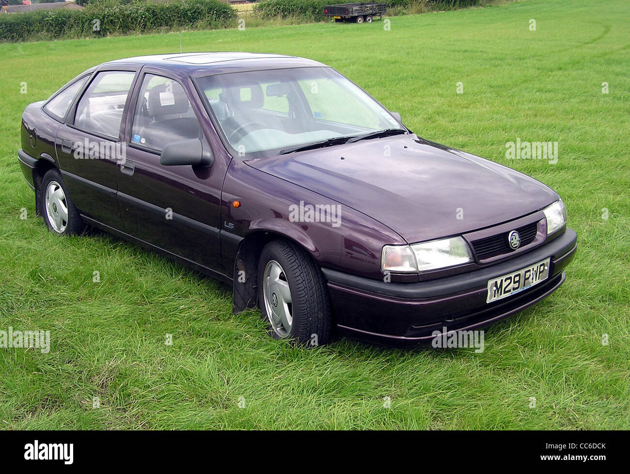 1994 Vauxhall Cavalier LS à Coalpit Heath Car Show, près de Bristol, Angleterre. Banque D'Images