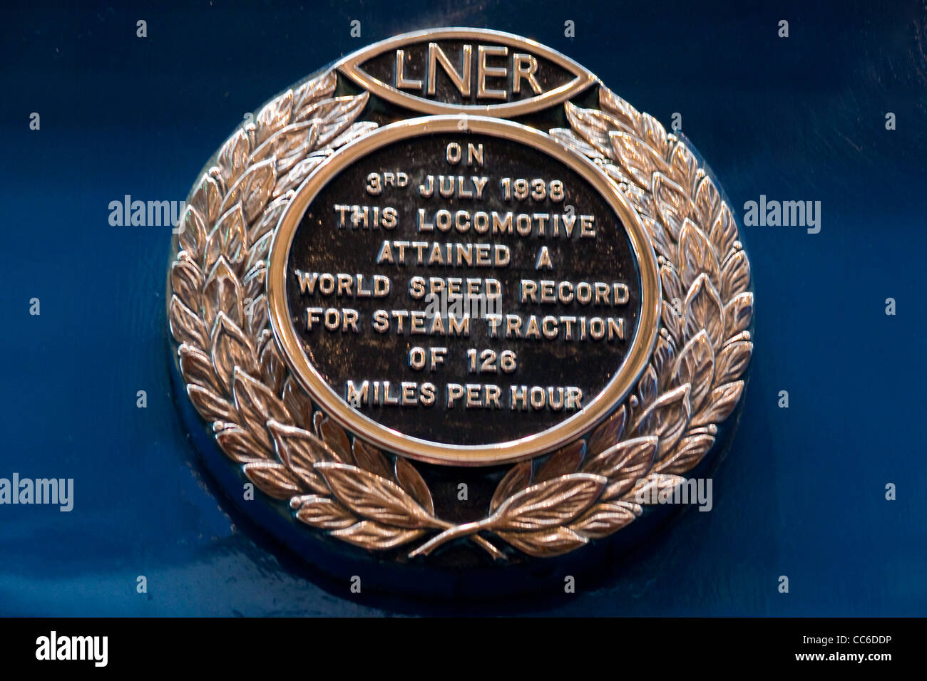 Plaque sur la locomotive à vapeur holding record du monde 'MAllard,' au National Railway Museum, York, Angleterre Banque D'Images