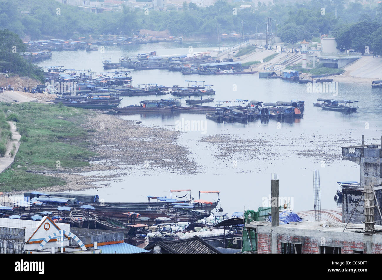 Péniche sur la rivière Long Ka, Mong Cai, Quang Ninh, Vietnam Banque D'Images