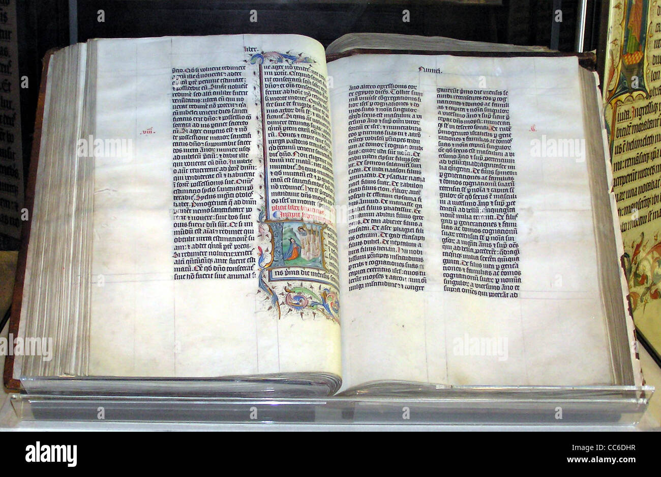 Manuscrit de la Bible en latin, à l'affiche dans l'abbaye de Malmesbury, Wiltshire, Angleterre. Banque D'Images