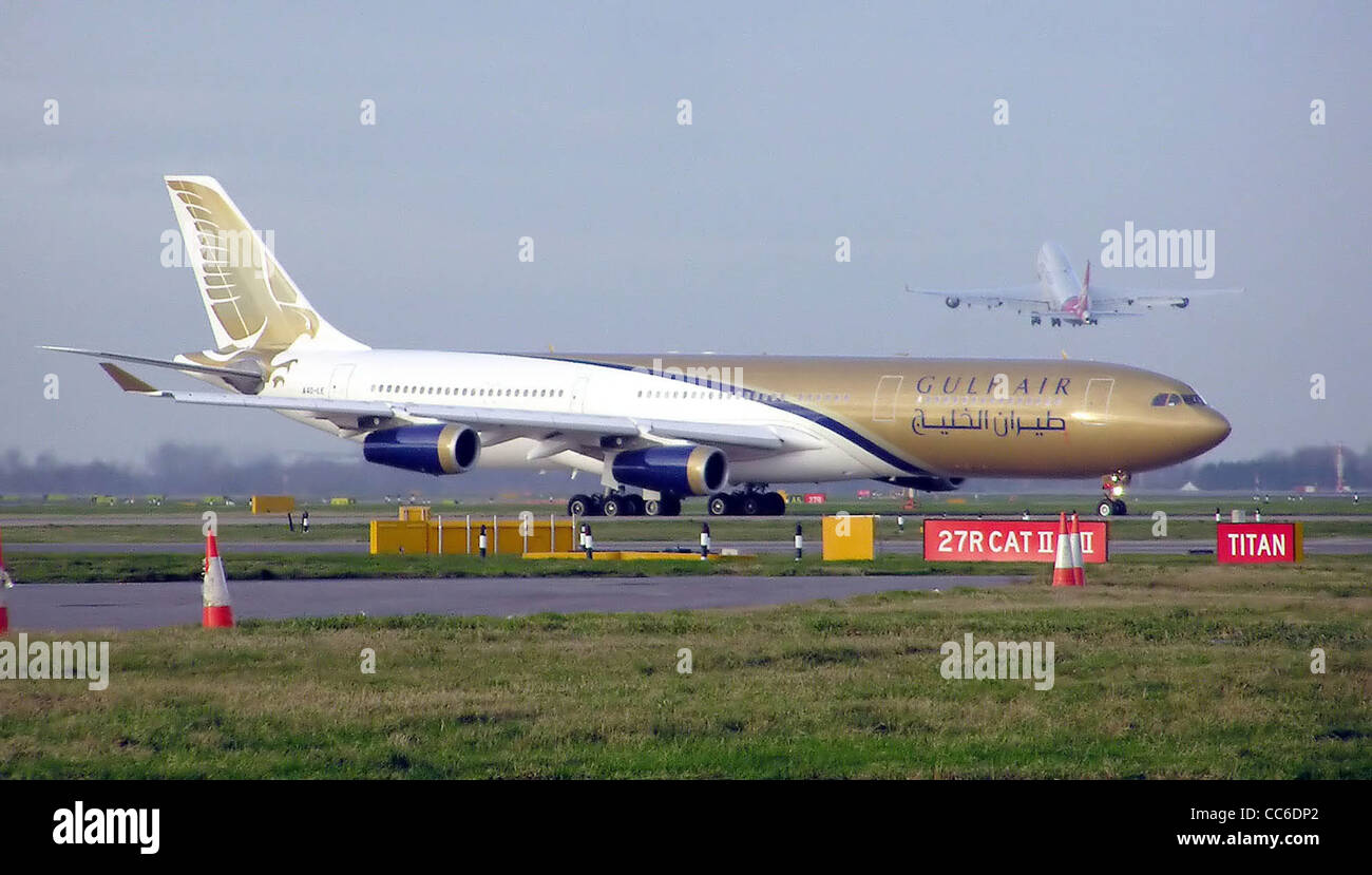 Gulf Air Airbus A340-300 (A4O-LE), immatriculé à Bahreïn, circule à l'aéroport de Londres Heathrow. L’avion fait partie de la flotte long-courrier de Gulf Air et est utilisé pour les vols internationaux. Banque D'Images
