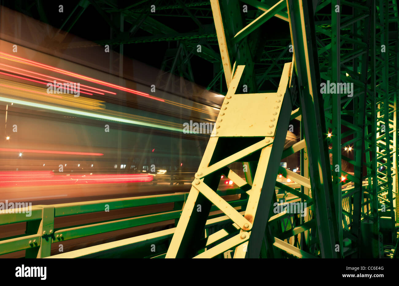 Vieux pont métallique dans la nuit .Dans la partie droite est la structure métallique et de la gauche sont les lumières de l'adoption par les voitures Banque D'Images