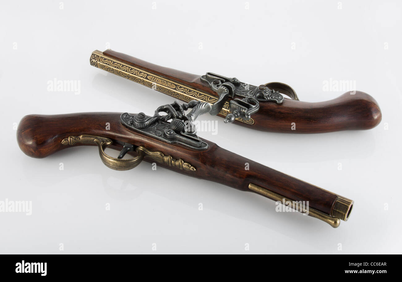 2 vieux pistolets de duel en blanc pour l'environnement, l'un d'eux est à l'envers. Banque D'Images