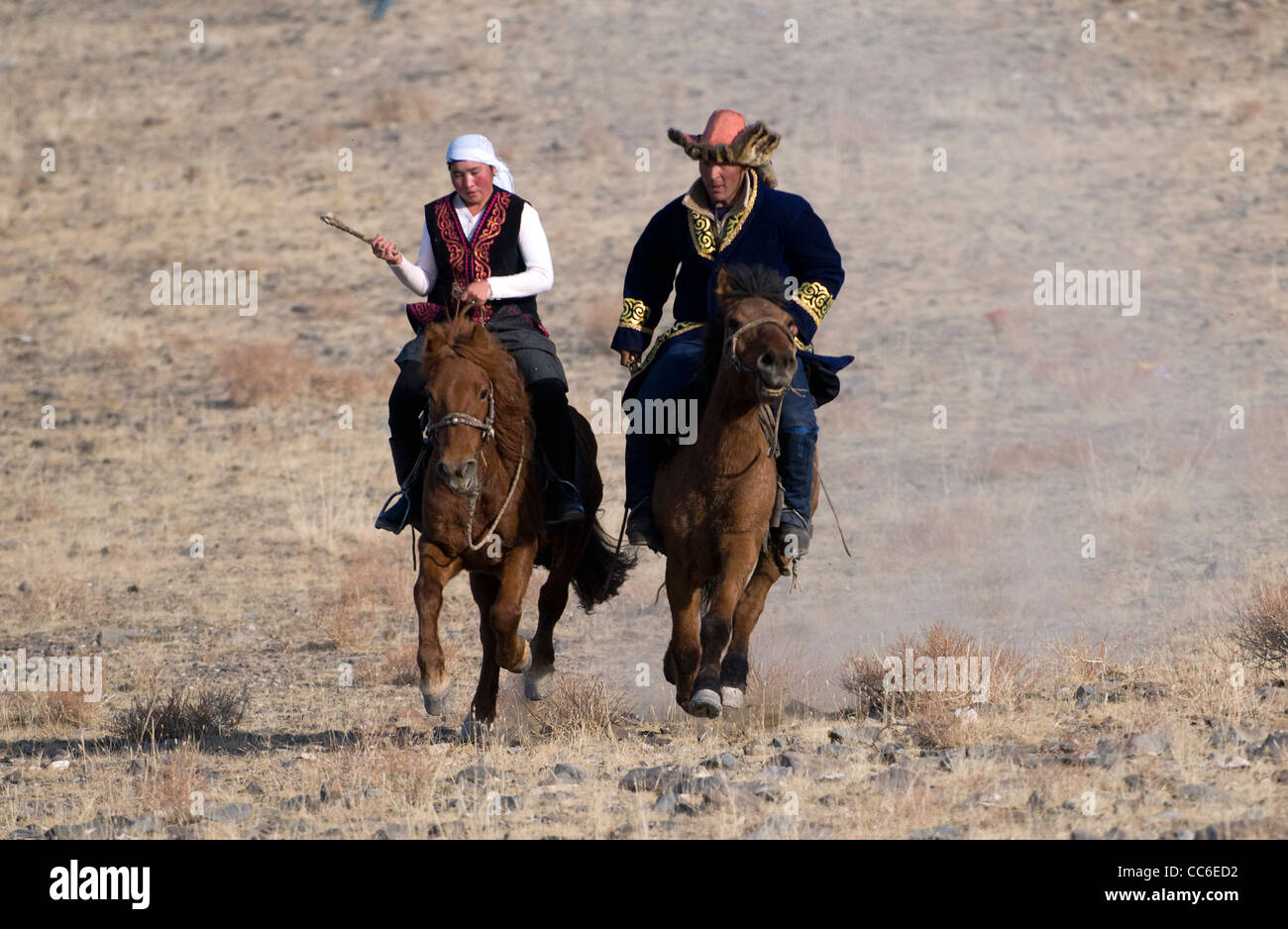 Kuu kyz, une course de chevaux kazakh traditionnel entre l'homme et de la femme. Banque D'Images