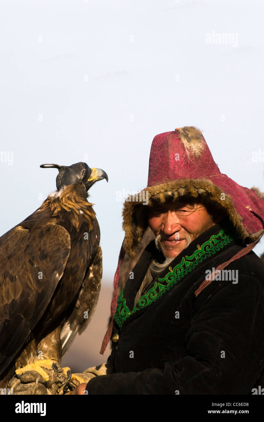 Un vieux chasseur eagle Kazakh avec son aigle doré. Banque D'Images