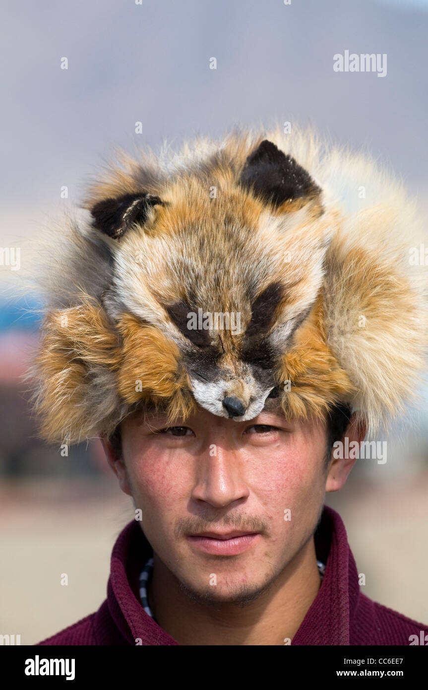Portrait d'un homme portant un chapeau de fourrure fox à la tête. Banque D'Images