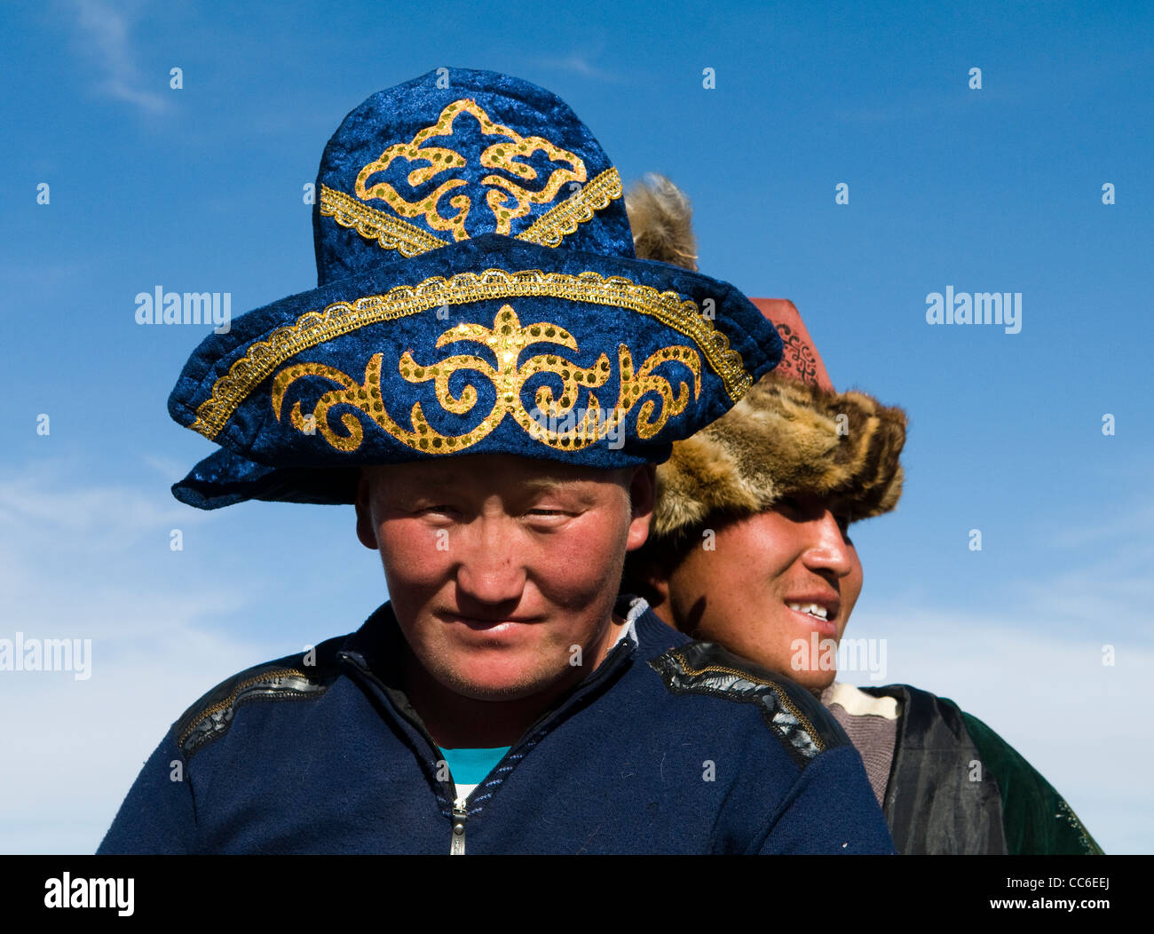 Les hommes portant des chapeaux traditionnels kazakhs Photo Stock - Alamy