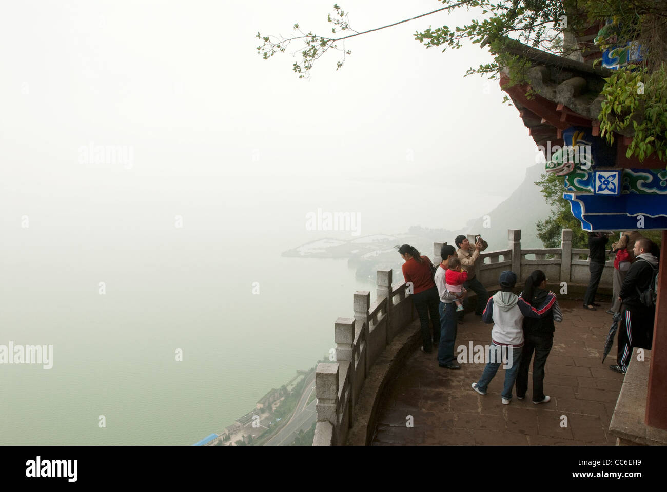 Vue depuis la montagne de l'ouest vers le Lac de Kunming, collines de l'ouest de la réserve forestière, Kunming, Yunnan, Chine Banque D'Images