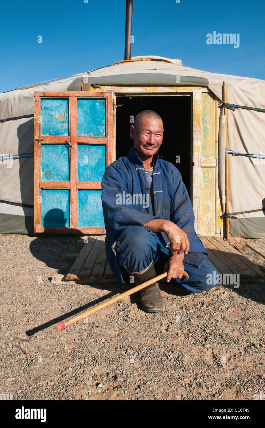 Nomade traditionnel assis dehors son ger dans le désert de Gobi de Mongolie Banque D'Images